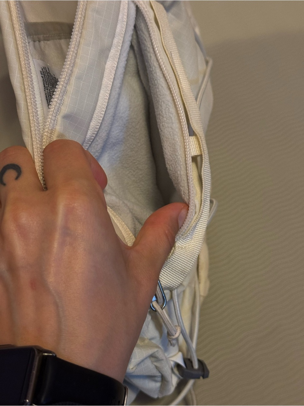 The North Face White Borealis Sling backpack mini - Picture 8 of 10